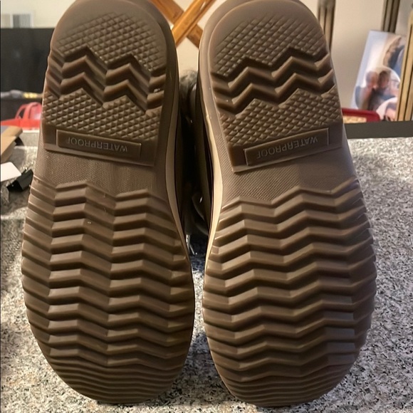 Sorel Stylish Fur-Lined Winter Boots - Picture 5 of 7